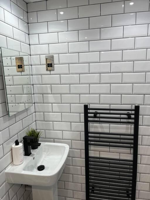 Cheerful 2 Bedroom Homely Apartment, Sleeps 6 Guest Comfy, 3X Double Bed, Parking, Free Wifi, Suitable For Business, Leisure Guest,Glasgow, Glasgow West End, Near City Centre Luaran gambar