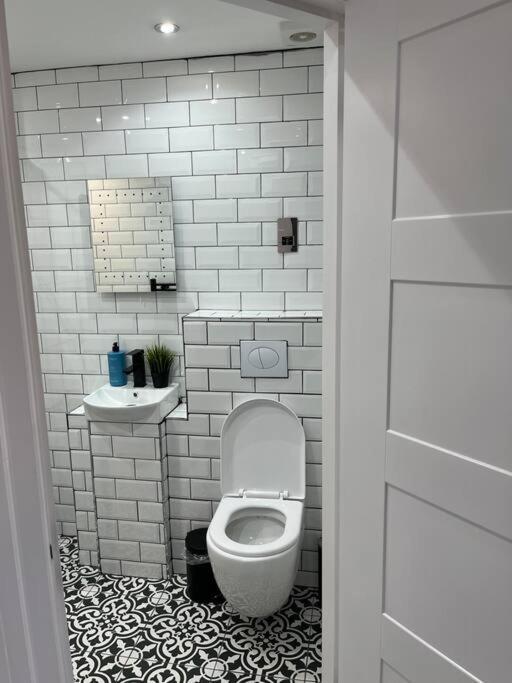 Cheerful 2 Bedroom Homely Apartment, Sleeps 6 Guest Comfy, 3X Double Bed, Parking, Free Wifi, Suitable For Business, Leisure Guest,Glasgow, Glasgow West End, Near City Centre Luaran gambar