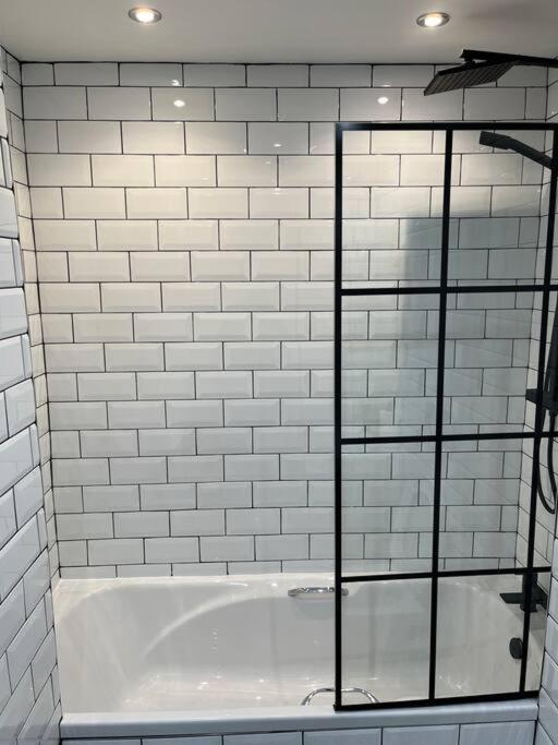Cheerful 2 Bedroom Homely Apartment, Sleeps 6 Guest Comfy, 3X Double Bed, Parking, Free Wifi, Suitable For Business, Leisure Guest,Glasgow, Glasgow West End, Near City Centre Luaran gambar
