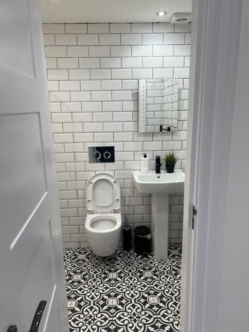 Cheerful 2 Bedroom Homely Apartment, Sleeps 6 Guest Comfy, 3X Double Bed, Parking, Free Wifi, Suitable For Business, Leisure Guest,Glasgow, Glasgow West End, Near City Centre Luaran gambar