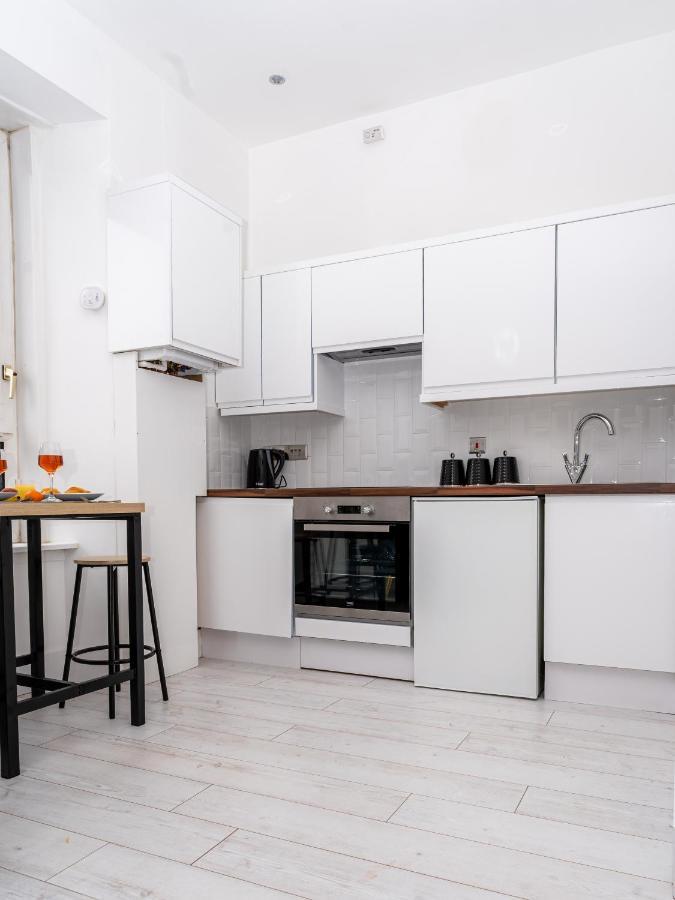 Cheerful 2 Bedroom Homely Apartment, Sleeps 6 Guest Comfy, 3X Double Bed, Parking, Free Wifi, Suitable For Business, Leisure Guest,Glasgow, Glasgow West End, Near City Centre Luaran gambar