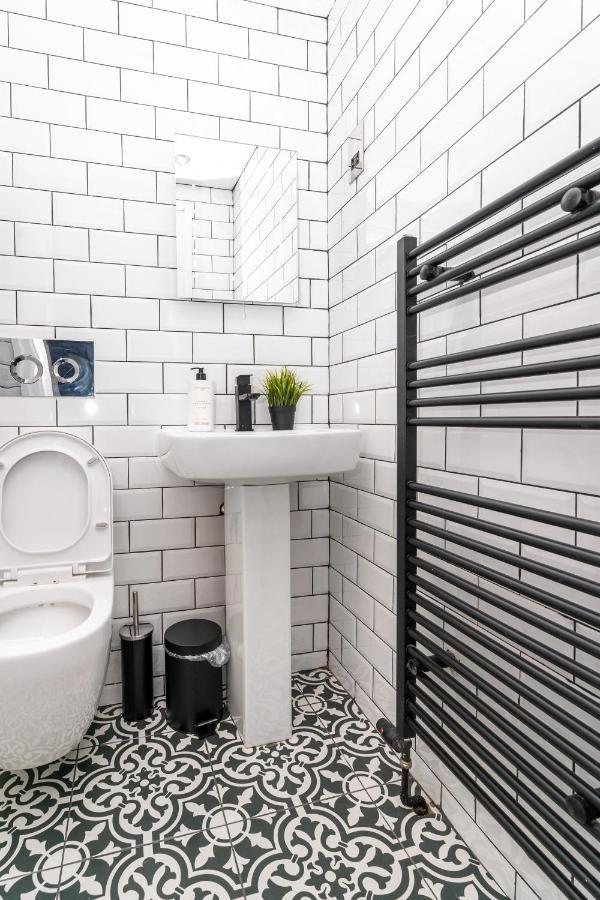 Cheerful 2 Bedroom Homely Apartment, Sleeps 6 Guest Comfy, 3X Double Bed, Parking, Free Wifi, Suitable For Business, Leisure Guest,Glasgow, Glasgow West End, Near City Centre Luaran gambar